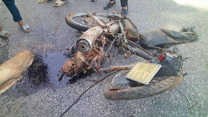 Chiếc xe máy nát bấy sau cú đâm kinh hoàng.