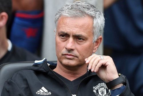 Mourinho bị truyền thông Anh chỉ trích. Ảnh: ManUtd. 