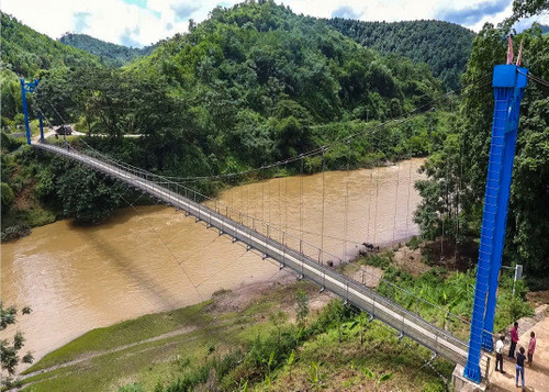 Kể từ khi có cầu treo Ngòi Hút, trẻ em không phải phải nghỉ học vào ngày mưa và cuộc sống của người dân cũng thuận lợi hơn. Ảnh: Nguyễn Trung.
