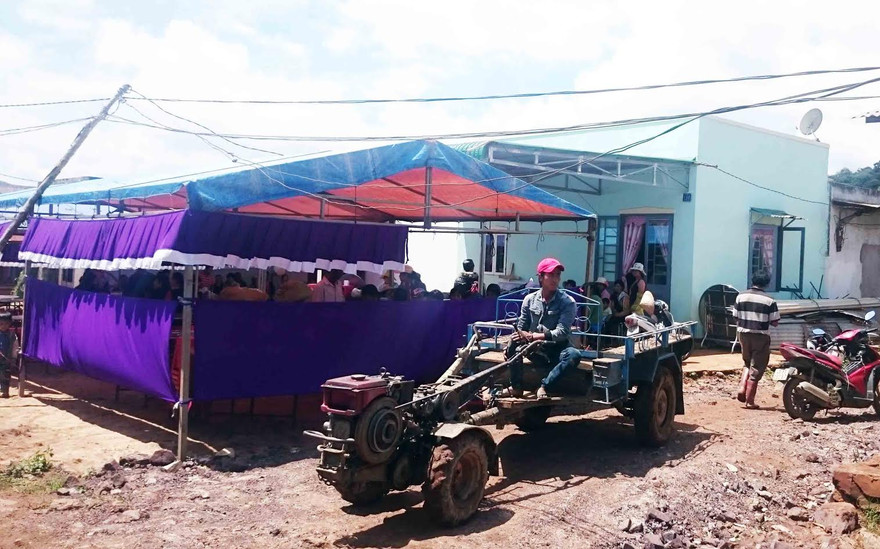 Gia đình lo hậu sự cho hai em học sinh xấu số.