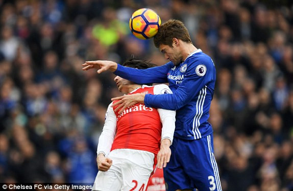 Wenger cho rằng Alonso đã phạm lỗi với Bellerin trong tình huống ghi bàn mở tỷ số. Ảnh: Reuters.