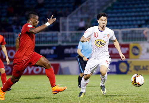 Công Phượng góp công giúp HAGL có điểm số đầu tiên tại V-League 2017. 