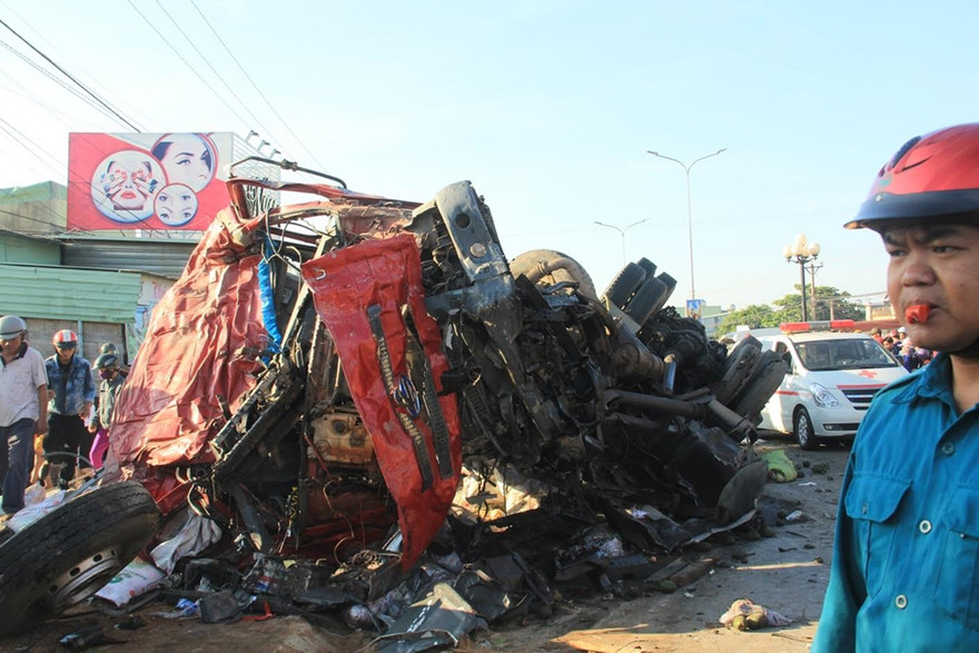 Hiện trường vụ tai nạn thảm khốc