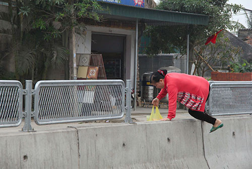 Người dân tự tháo tấm chống lóa, trèo qua dải phân cách trên quốc lộ 1A đoạn qua các tỉnh miền Trung. Ảnh minh hoạ: Hải Bình