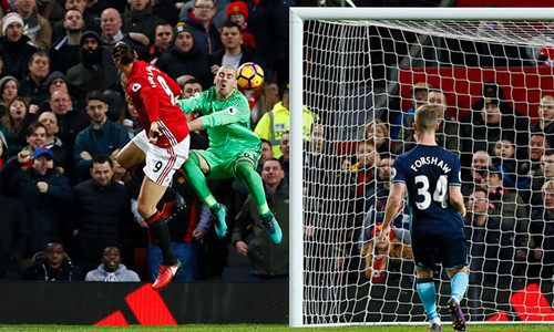 CĐV M.U trút giận lên trọng tài vì từ chối bàn của Ibra