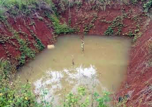 Ao nước người dân phát hiện thi thể 3 chị em. Ảnh: Thiện Nhân 