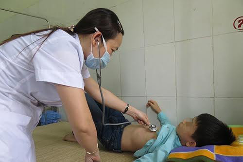 Học sinh bị ngộ độc được thăm khám tại TT Y Tế huyện Quỳ Châu. 