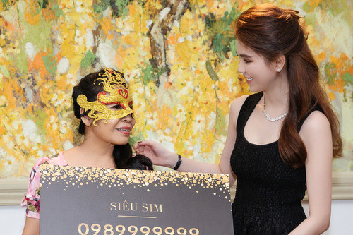 Ngọc Trinh và người thắng cuộc trong phiên đấu giá đầu tiên.