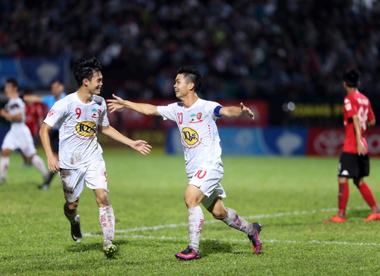 Hàng thủ mắc sai lầm, HAGL thua sốc CLB TP HCM