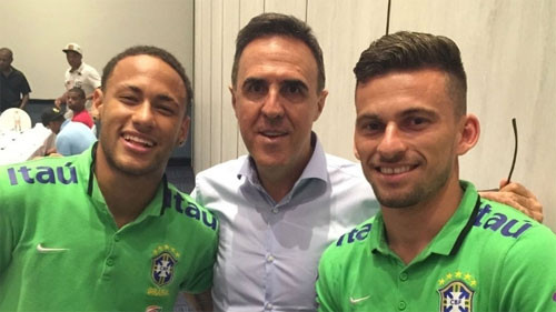 Lima (phải) trong một lần hội quân ở tuyển Brazil.