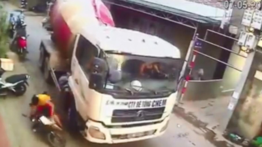 Hiện trường tài xế xe bồn cố tình chèn xe người phụ nữ và trẻ em. Ảnh cắt từ clip