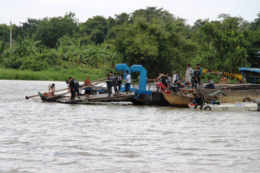 Hiện trường vụ sà lan tông chìm tàu cát làm 2 mẹ con tử vong.