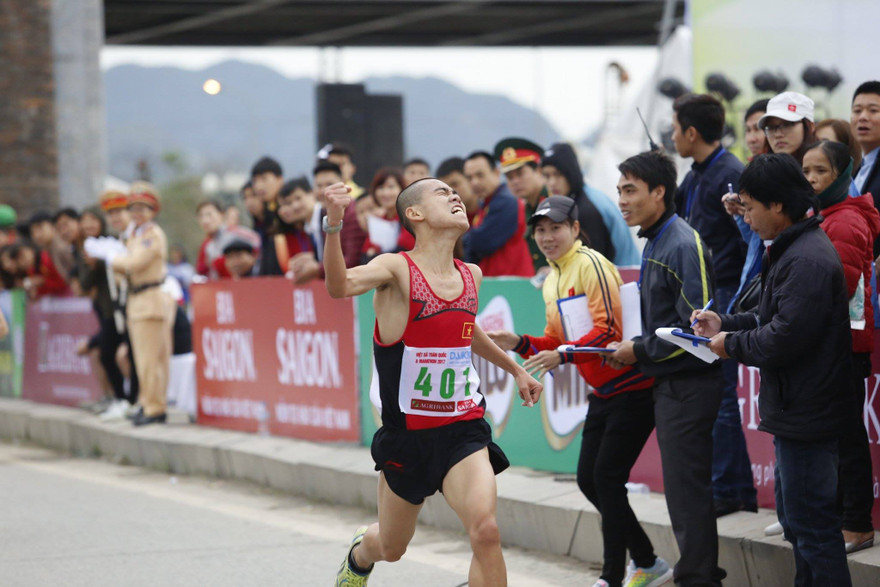 Vũ Văn Sơn-nhà vô địch nội dung marathon. Ảnh: Như Ý