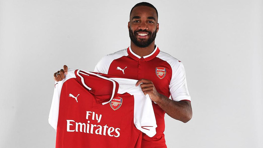 Lacazette rạng rỡ trong màu áo mới Arsenal 
