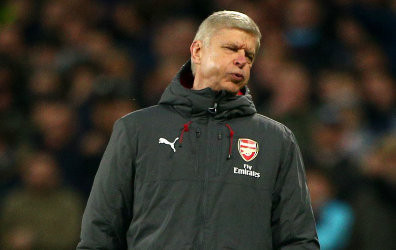 Wenger bóng gió khuyên Mourinho bớt than vãn chuyện tiền