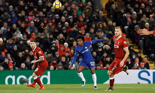 Cú lốp bóng đẹp mắt của Willian giúp Chelsea giữ lại một điểm.