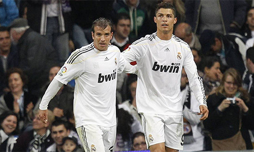 Van der Vaart phải rời Real chỉ sau hai năm, khi Real Madrid quyết tâm dọn dẹp đội hình lấy chỗ cho dàn siêu sao mới như Ronaldo, Kaka... 