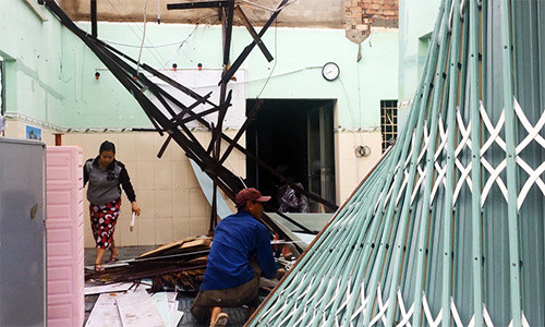 Lốc xoáy làm tốc hàng loạt mái nhà ở Bình Dương