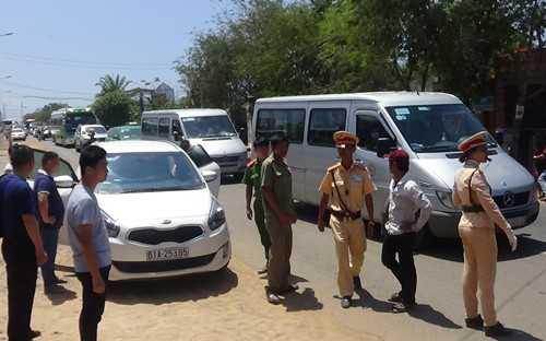 Nhóm du khách được cho là chống đối CSGT. Ảnh: Tư Huynh. 