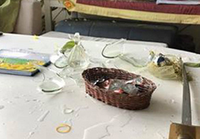 Trên trang cá nhân, Phi Thanh Vân chia sẻ hình ảnh cô cho rằng do chồng cũ đập phá nhà cửa và gửi đến cho cô qua tin nhắn. 