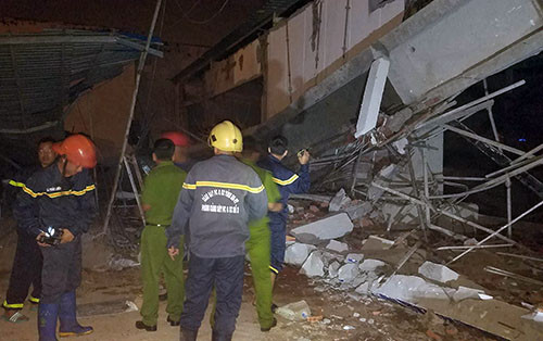 Cảnh sát cứu hộ được huy động đến hiện trường vụ sập. 