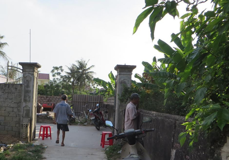 Vợ khóc ngất khi phát hiện chồng chết treo cổ trong nhà