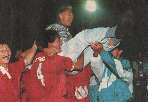 Hữu Thắng (4) cùng đồng đội tung hô HLV Weigang khi đoạt HC bạc SEA Games 18 tại Chiang Mai (Thái Lan) năm 1995. Ảnh: Tư liêu/PLO.