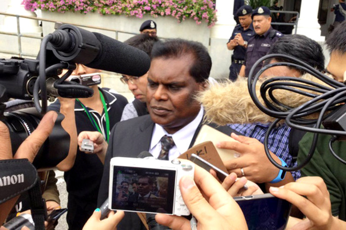 Luật sư bào chữa của nghi phạm Đoàn Thị Hương phát biểu với báo giới. (Ảnh: Twitter)