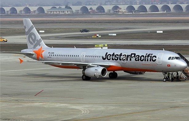 Cấm bay hai vợ chồng đánh nhau sưng mắt trên phi cơ