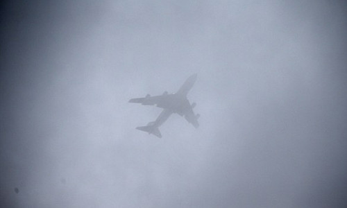 Chuyên cơ chở vợ chồng cựu tổng thống Obama bay lòng vòng trên sân bay Palm Springs. Ảnh: Splash News