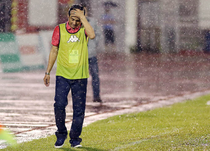 Nỗi thất vọng của HLV Minh Phương sau trận thua trên sân Thống Nhất. Ảnh: Quốc An