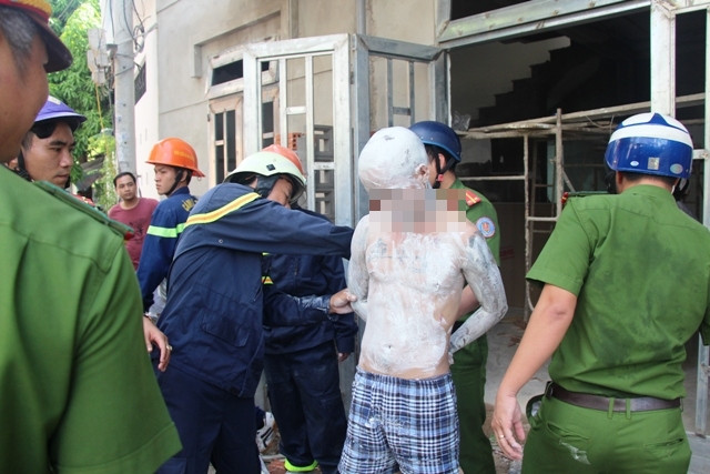 Lực lượng chức năng đưa nam thanh niên ra ngoài