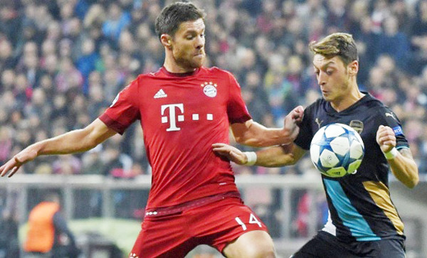 Alonso (trái) tranh bóng với Oezil