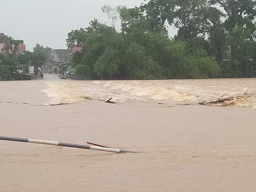 Vỡ đập chứa nước ở Hà Tĩnh, hàng loạt thủy điện xả lũ