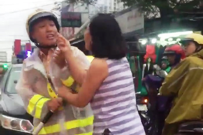Người phụ nữ chỉ mặt, lăng mạ CSGT. Ảnh cắt từ clip.