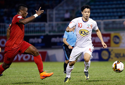 Công Phượng thường gặp bế tắc khi đối đầu với các trung vệ cao to. Ảnh: Anh Khoa. 