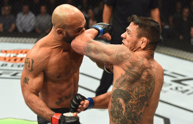 Võ sĩ MMA tung đòn liên hoàn khiến đối thủ 'tối tăm mặt mũi'