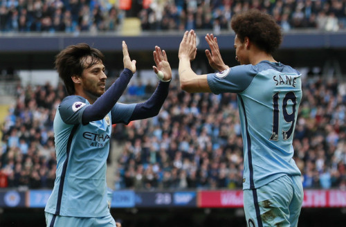 David Silva chia vui với cầu thủ kiến tạo bàn mở tỷ số Leroy Sane. 