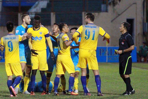 Omar (số 20) bị trọng tài truất quyền thi đấu. 