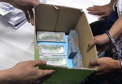 Số tiền được thu hồi trong vụ cướp ngân hàng chủ yếu là ngoại tệ. Ảnh: Vnexpress.