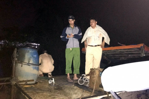 Cảnh sát thu giữ một ghe và trục vớt ghe bị chìm. Ảnh: C.A 