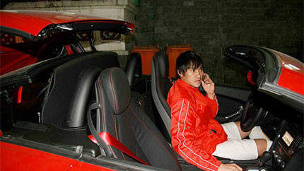 Sau khi gia nhập đội bóng của bầu Hiển với số tiền lót tay kỷ lục vào năm 2008, Công Vinh đã sắm một chiếc xế trị giá 2 tỷ.