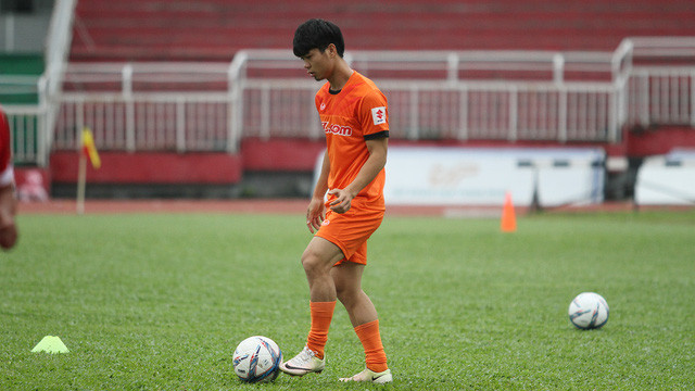 HLV Hữu Thắng luôn nhắc nhở để Công Phượng tiến bộ hơn - Ảnh: Trọng Vũ 