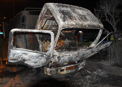 Xe tải cháy rụi sau hỏa hoạn.