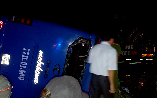 Nhiều người đập cửa kính, giải cứu hành khách kẹt trong xe giường nằm. Ảnh: P.X