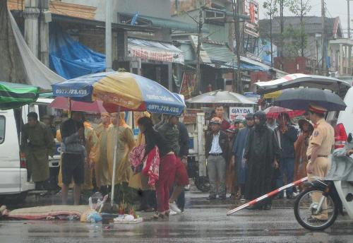 Cô gái được cho là ngã xuống xe trước khi bị xe đầu kéo ông tử vong. Ảnh; Thành Công. 