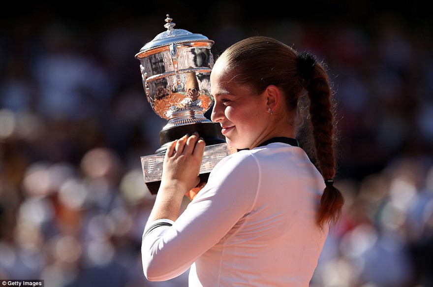 Ostapenko lập kỳ tích 