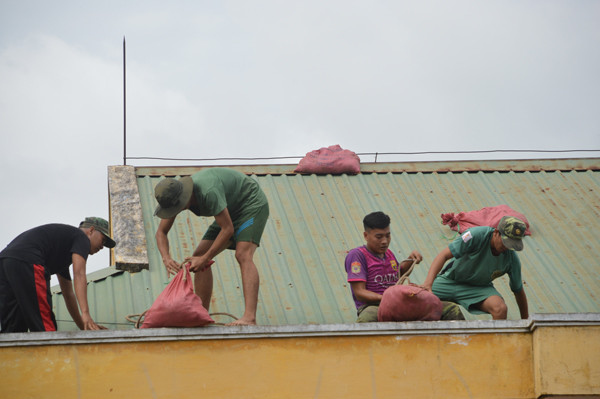 Bộ đội giúp dân chằng chống nhà cửa phòng chống bão. Ảnh: Xuân Lương