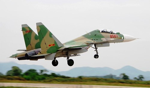 Máy bay của Trung đoàn Không quân 927 cất cánh. 