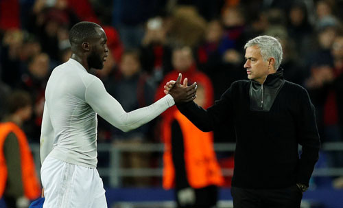 Mourinho bắt tay Lukaku sau khi trận đấu với CSKA kết thúc. Ảnh: Reuters. 